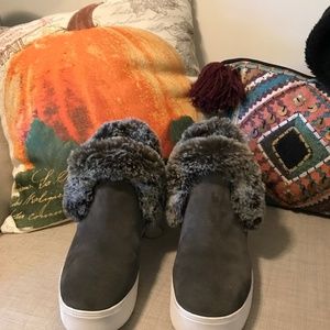 J slides fur top sneakers 8.5